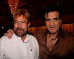 Jeetendra and late Rajesh Khanna both have both studied in the same school and college.